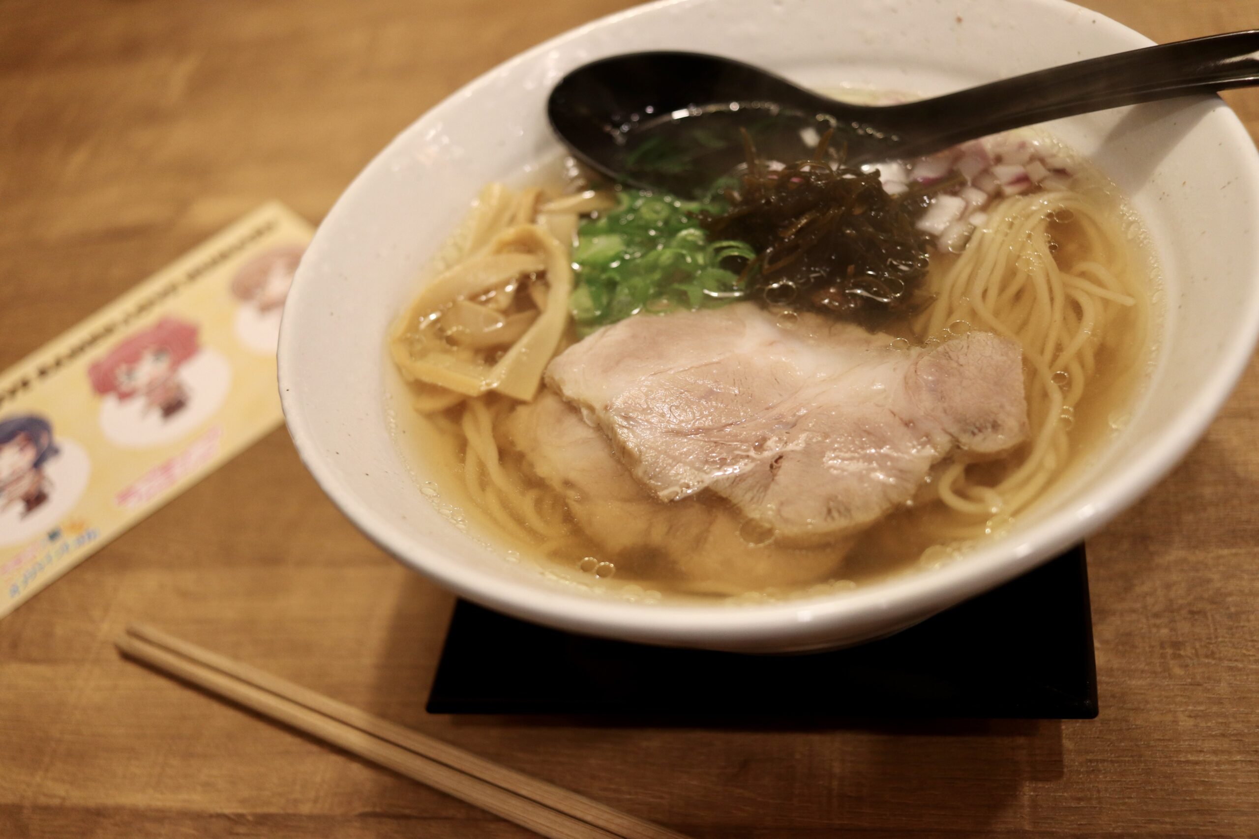 【沼津市 ラーメン】ラブライブコラボ 地元愛ラーメン企画！らーめん銕（沼津仲見世商店街）さんの「沼津高島酒造”白隠正宗”煎酒拉麺」をいただく ぴんちょすの沼津ライフ