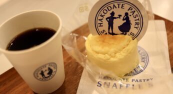 【函館市 スイーツ】函館洋菓子 スナッフルス 金森洋物館店（金森赤レンガ倉庫）～ 気軽にスタンディングで味わうふわふわ濃厚「チーズオムレット」あの「白い恋人」とのコラボ商品も【北海道新婚旅行レポその６】